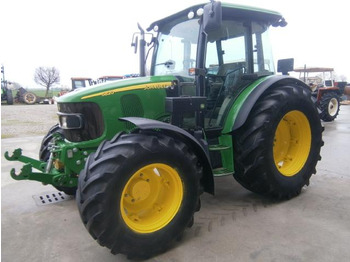 JOHN DEERE 5820 Traktor