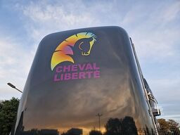 PKW Anhänger neu kaufen Cheval Liberté schöner Touring Frontausstieg Sattelschrank Edition 2600kg Seitenfenster Pullmann 100 sofort: das Bild 17