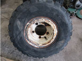  JOHNSTON SWEEPER TYRE 225/75/R10 5 STUD 20 PLY RATING, 12cm Centres, 25mm STUD HOLES - Reifen