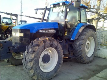 Traktor NEW HOLLAND TM 135: das Bild 1