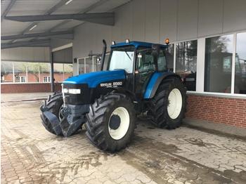 Traktor New Holland 8560: das Bild 1