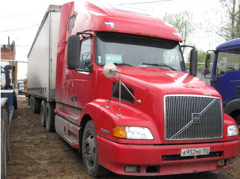 VOLVO VOLVO VNL - Sattelzugmaschine