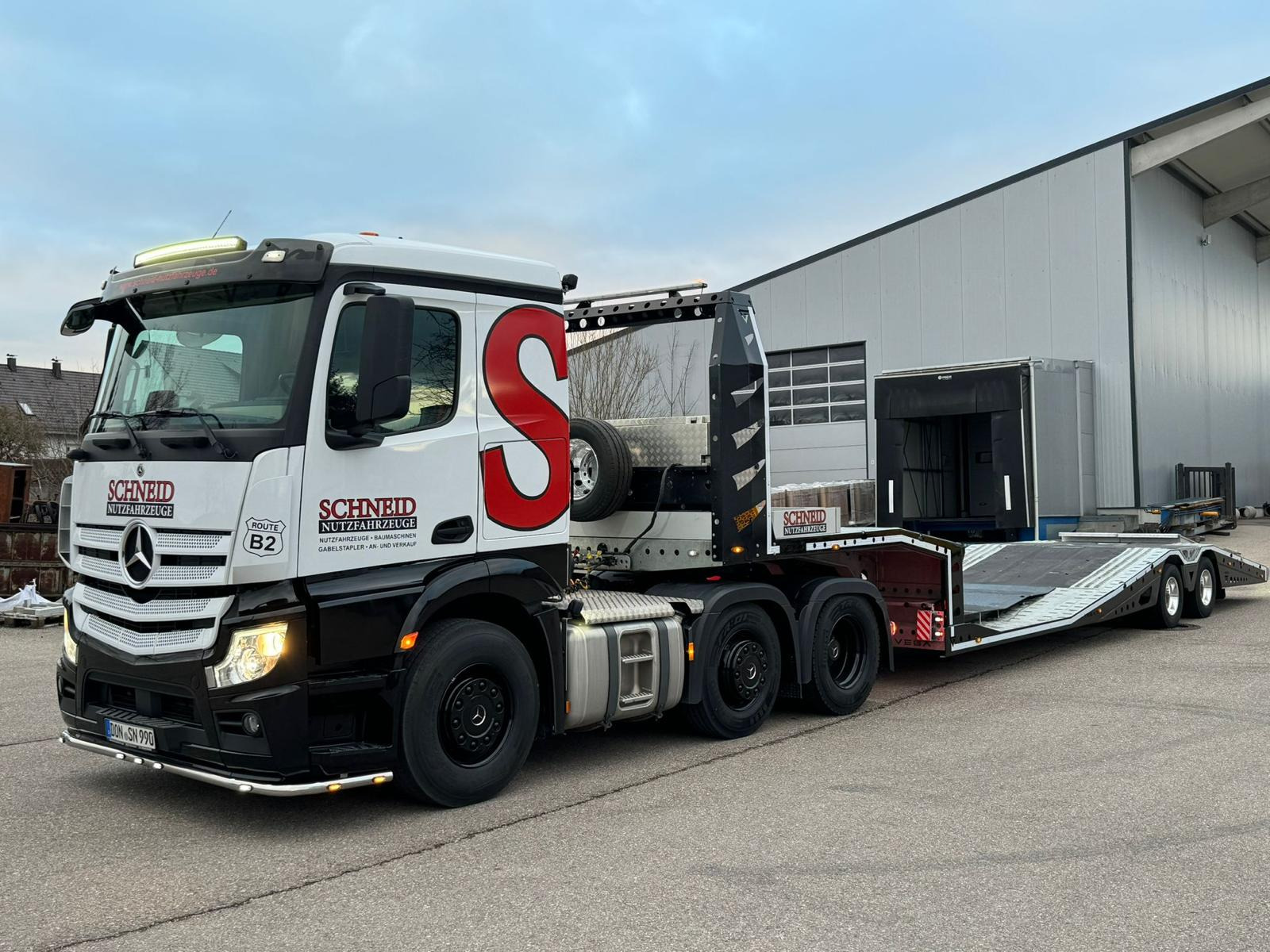 Schneid Nutzfahrzeuge GmbH & CO. KG - Flurförderzeuge undefined: das Bild 3