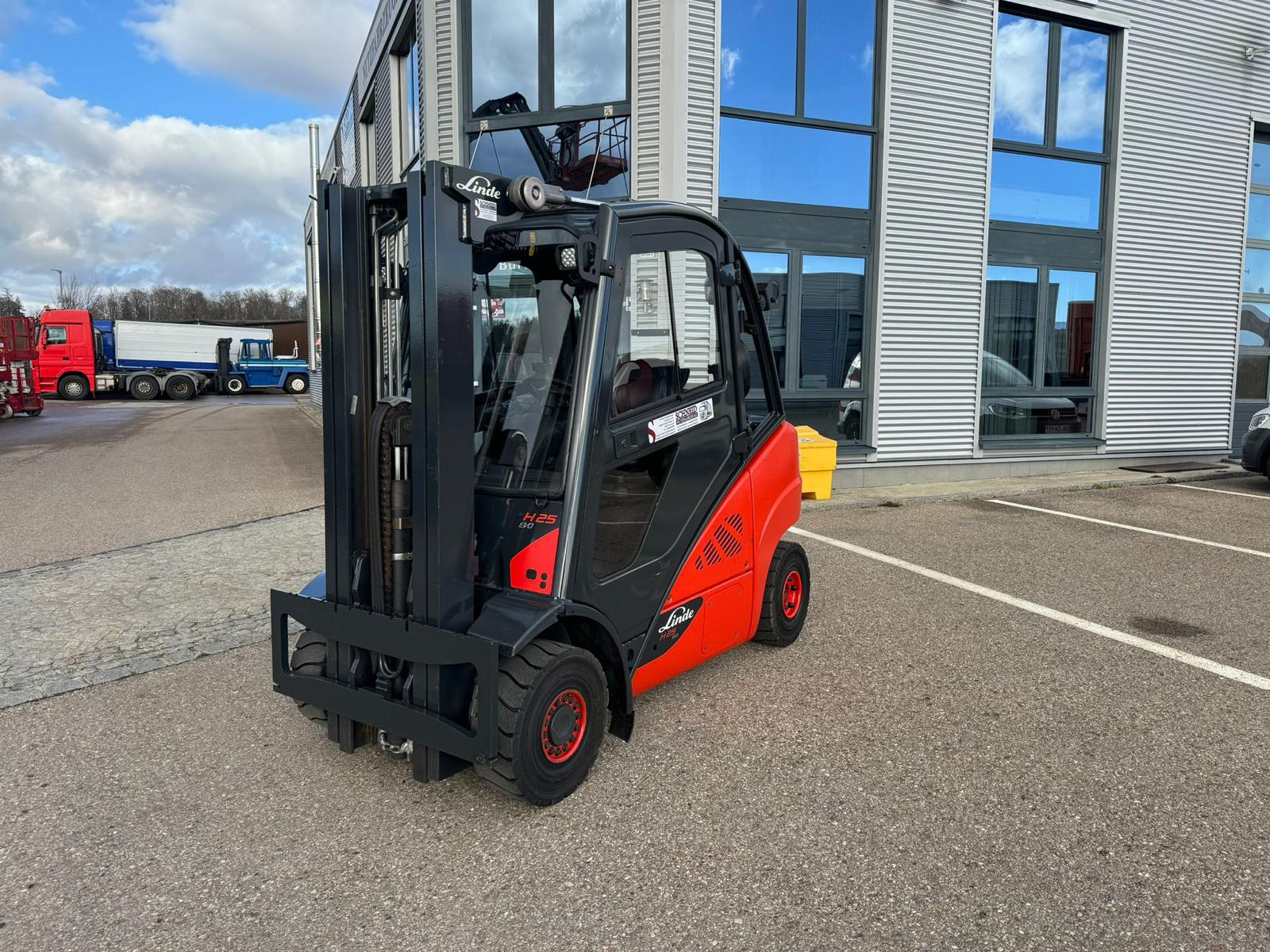 Schneid Nutzfahrzeuge GmbH & CO. KG - Flurförderzeuge undefined: das Bild 2