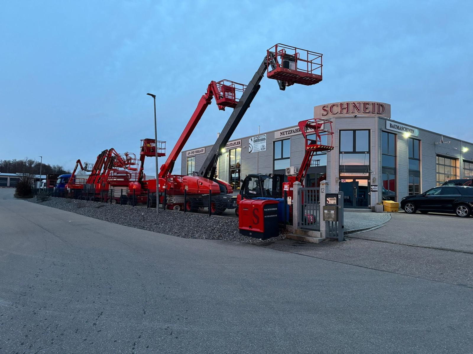 Schneid Nutzfahrzeuge GmbH & CO. KG - Flurförderzeuge undefined: das Bild 1
