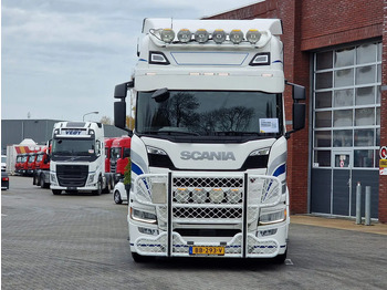 Sattelzugmaschine Scania R560 Highline 6x2 - BUFFL - Retarder - Full air - 3.15 WB - Leather: das Bild 2