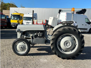 MASSEY FERGUSON Traktor