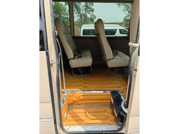 Kleinbus, Personentransporter Toyota Coaster: das Bild 4
