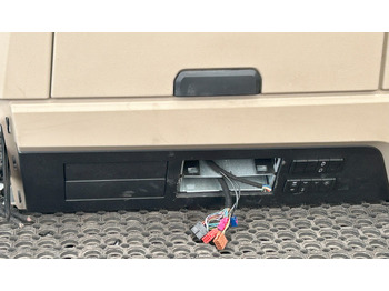 Fahrerhaus und Interieur MERCEDES-BENZ UPPER COCKPIT STORAGE COMPARTMENTS SHELVES SHELF STORAGE COMPARTMENT GIGA SPACE CAB: das Bild 2
