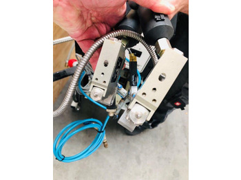 Druckmaschine Dynatec Quattro Challenger glue melter with two application nozzles Dy 2002 control unit for 8 channels: das Bild 4 Druckmaschine Dynatec Quattro Challenger glue melter with two application nozzles Dy 2002 control unit for 8 channels: das Bild 4