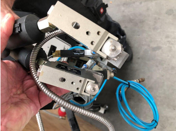 Druckmaschine Dynatec Quattro Challenger glue melter with two application nozzles Dy 2002 control unit for 8 channels: das Bild 3 Druckmaschine Dynatec Quattro Challenger glue melter with two application nozzles Dy 2002 control unit for 8 channels: das Bild 3