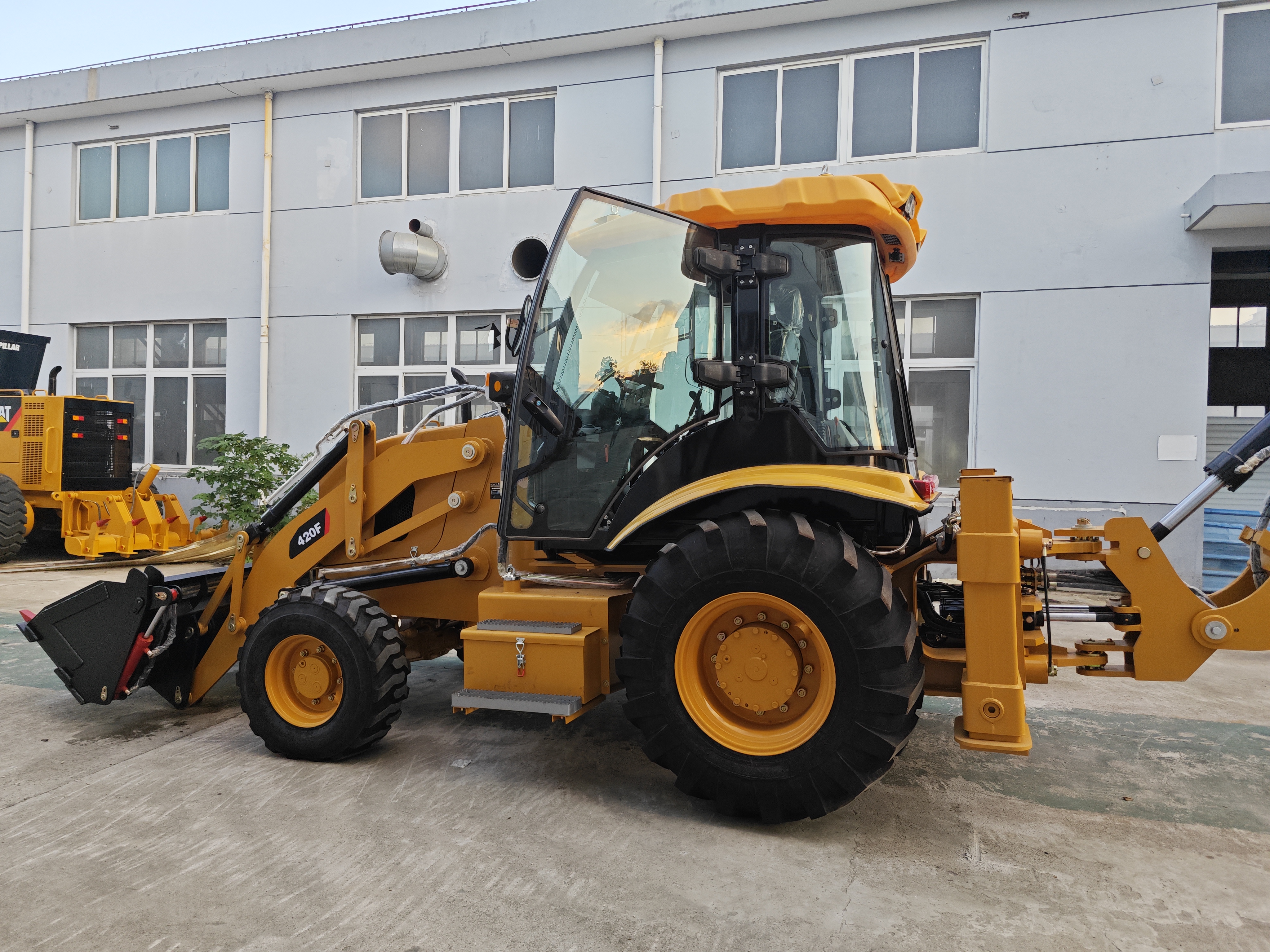 CATERPILLAR 420F Baggerlader