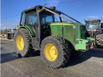 JOHN DEERE 6215R Traktor