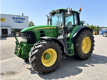 JOHN DEERE 7530 Traktor