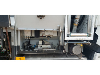 Tankwagen MERCEDES Antos: das Bild 2