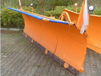 UNIMOG Schneepflug