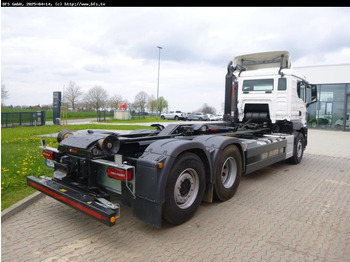 Abrollkipper MAN TGS (TG3) 26.520 6x2-4 BL CH HIAB: das Bild 2