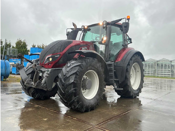 VALTRA T214 Traktor