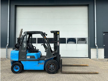 Treibgasstapler Nissan UGD02A30P0 3 ton Triplex Freelift LPG Heftruck: das Bild 3