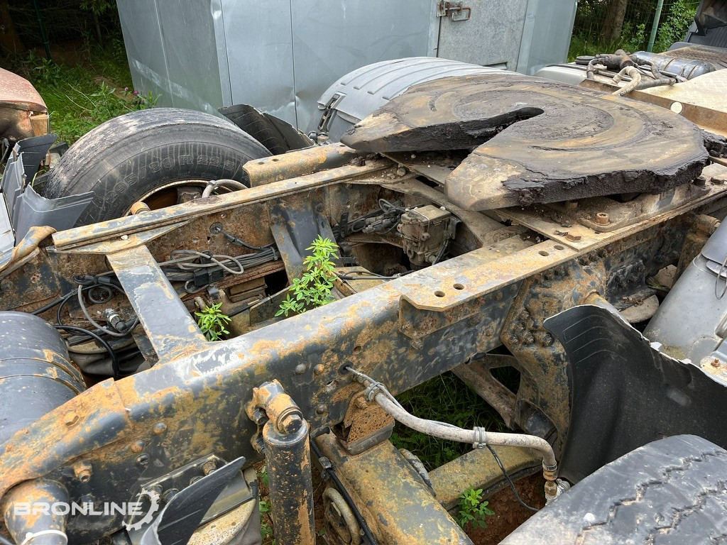 Sattelzugmaschine 2001 SCANIA R124 6x2 Mootoririkkega/Faulty engine: das Bild 9