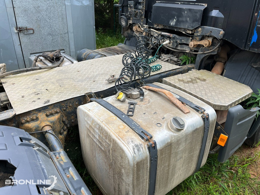 Sattelzugmaschine 2001 SCANIA R124 6x2 Mootoririkkega/Faulty engine: das Bild 10