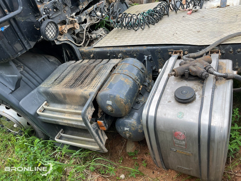 Sattelzugmaschine 2001 SCANIA R124 6x2 Mootoririkkega/Faulty engine: das Bild 7