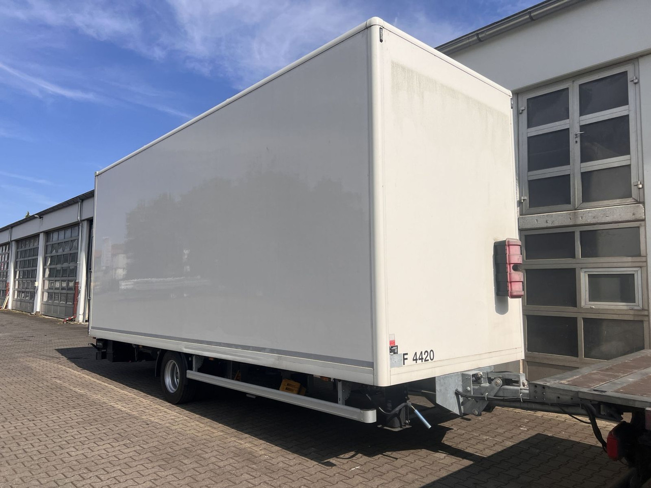 Ackermann 1 Achs Kofferanhänger mit Ladebordwand 10,5 t G - Koffer Anhänger: das Bild 2 Ackermann 1 Achs Kofferanhänger mit Ladebordwand 10,5 t G - Koffer Anhänger: das Bild 2