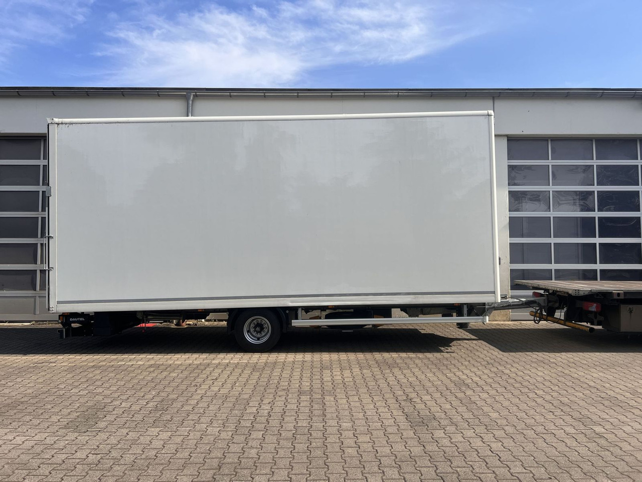 Ackermann 1 Achs Kofferanhänger mit Ladebordwand 10,5 t G - Koffer Anhänger: das Bild 4 Ackermann 1 Achs Kofferanhänger mit Ladebordwand 10,5 t G - Koffer Anhänger: das Bild 4