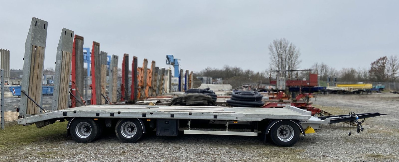 Möslein Neuwertig 3 Achs Tieflader 8,10 m Ladefläche - Tieflader Anhänger: das Bild 2 Möslein Neuwertig 3 Achs Tieflader 8,10 m Ladefläche - Tieflader Anhänger: das Bild 2