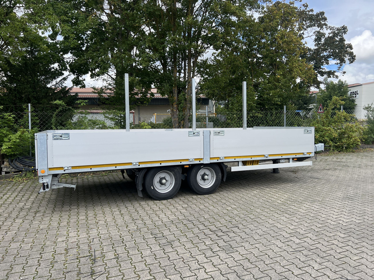 Möslein THT 11- G 6,2 Tandem Pritsche- Tieflader mit Rungentaschen - Pritschenanhänger/ Plattformanhänger: das Bild 4 Möslein THT 11- G 6,2 Tandem Pritsche- Tieflader mit Rungentaschen - Pritschenanhänger/ Plattformanhänger: das Bild 4