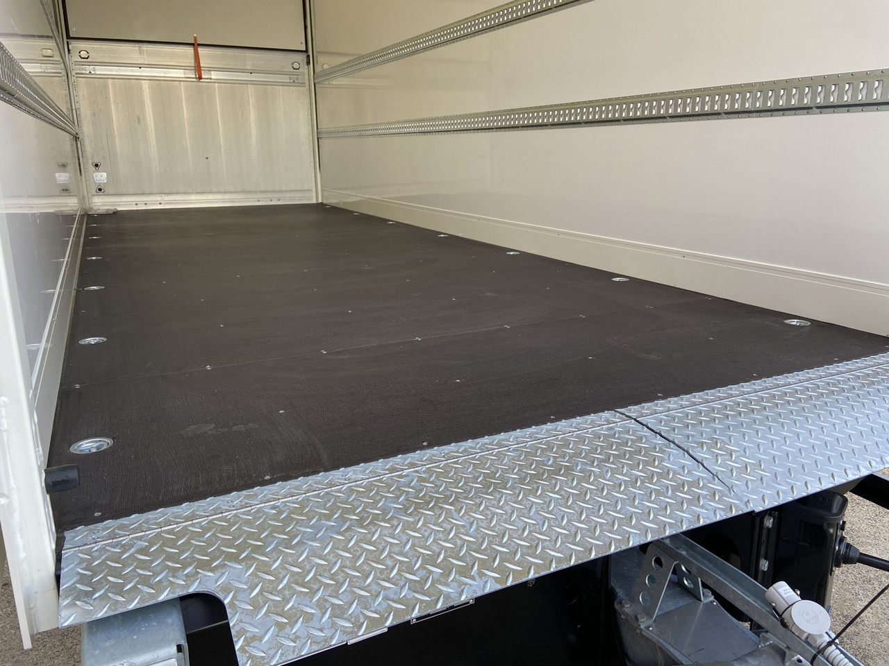 Koffer Anhänger neu kaufen Möslein TK0105D-L Weiß Tandem Koffer, Ladebordwand 1,5 t + DurchladbarNeufahrzeug --: das Bild 6 Koffer Anhänger neu kaufen Möslein TK0105D-L Weiß Tandem Koffer, Ladebordwand 1,5 t + DurchladbarNeufahrzeug --: das Bild 6