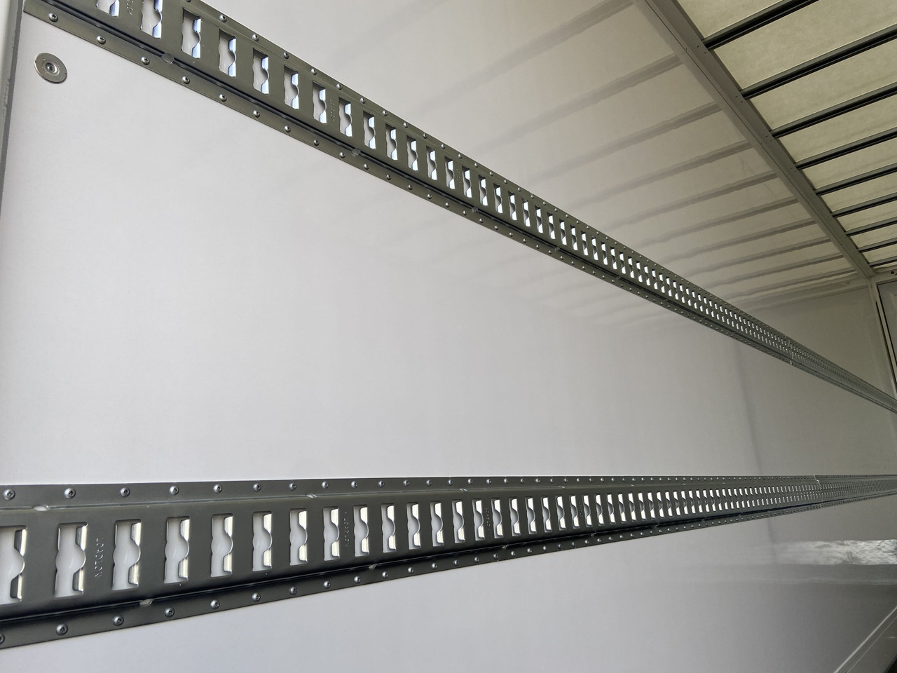 Möslein TKO 105 D 6m weiß Tandem- Koffer, Durchladbar, -- Neufahrzeug -- - Koffer Anhänger: das Bild 4 Möslein TKO 105 D 6m weiß Tandem- Koffer, Durchladbar, -- Neufahrzeug -- - Koffer Anhänger: das Bild 4