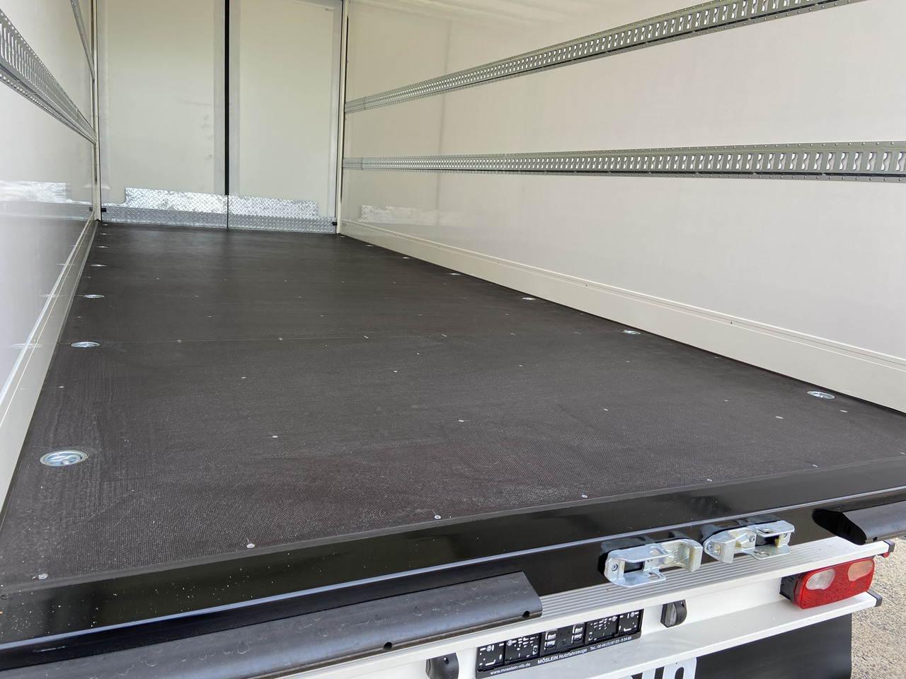 Möslein TKO 105 D 7m weiß Tandem- Koffer, Durchladbar, -- Neufahrzeug -- - Koffer Anhänger: das Bild 4 Möslein TKO 105 D 7m weiß Tandem- Koffer, Durchladbar, -- Neufahrzeug -- - Koffer Anhänger: das Bild 4