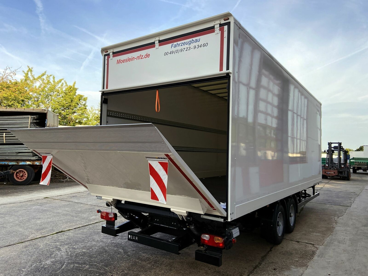 Möslein Tandem Koffer, Ladebordwand 1,5 t + Durchladbar - Koffer Anhänger: das Bild 2 Möslein Tandem Koffer, Ladebordwand 1,5 t + Durchladbar - Koffer Anhänger: das Bild 2