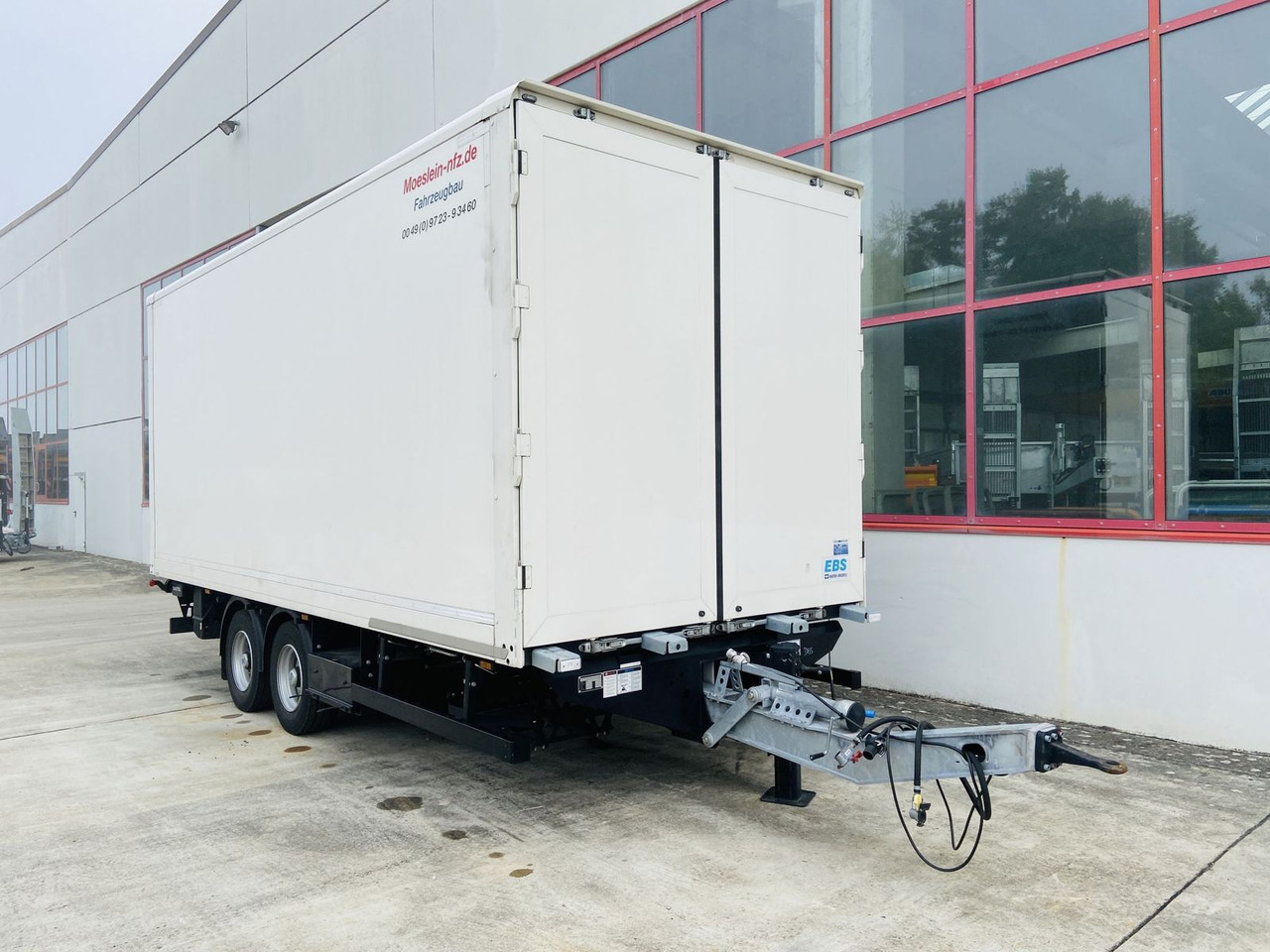 Möslein Tandem Koffer, Ladebordwand 1,5 t + Durchladbar - Koffer Anhänger: das Bild 1 Möslein Tandem Koffer, Ladebordwand 1,5 t + Durchladbar - Koffer Anhänger: das Bild 1
