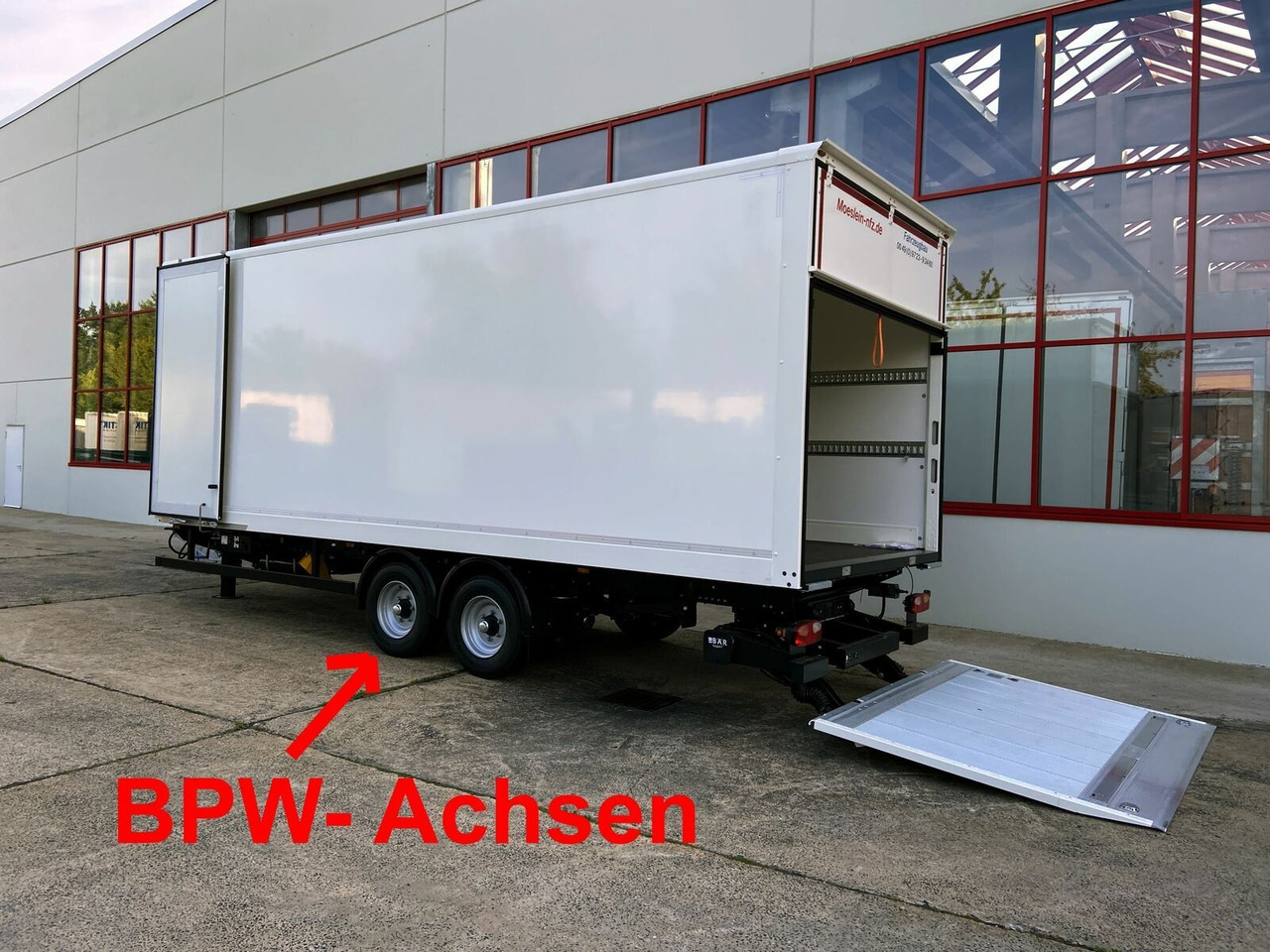 Möslein Tandem Koffer, Ladebordwand 1,5 t + Durchladbar - Koffer Anhänger: das Bild 4 Möslein Tandem Koffer, Ladebordwand 1,5 t + Durchladbar - Koffer Anhänger: das Bild 4