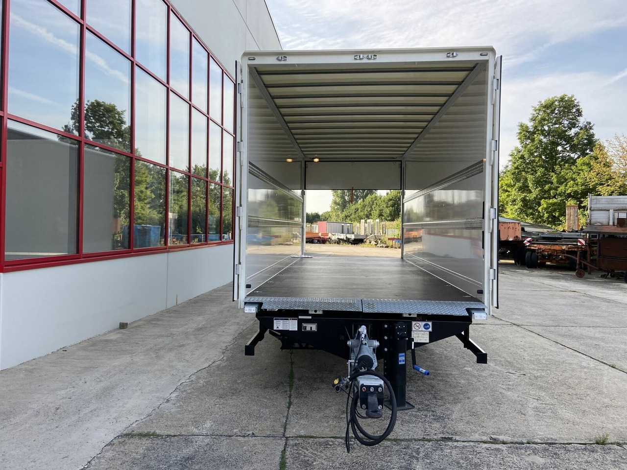 Möslein Tandem Koffer, Ladebordwand 1,5 t + Durchladbar - Koffer Anhänger: das Bild 3 Möslein Tandem Koffer, Ladebordwand 1,5 t + Durchladbar - Koffer Anhänger: das Bild 3