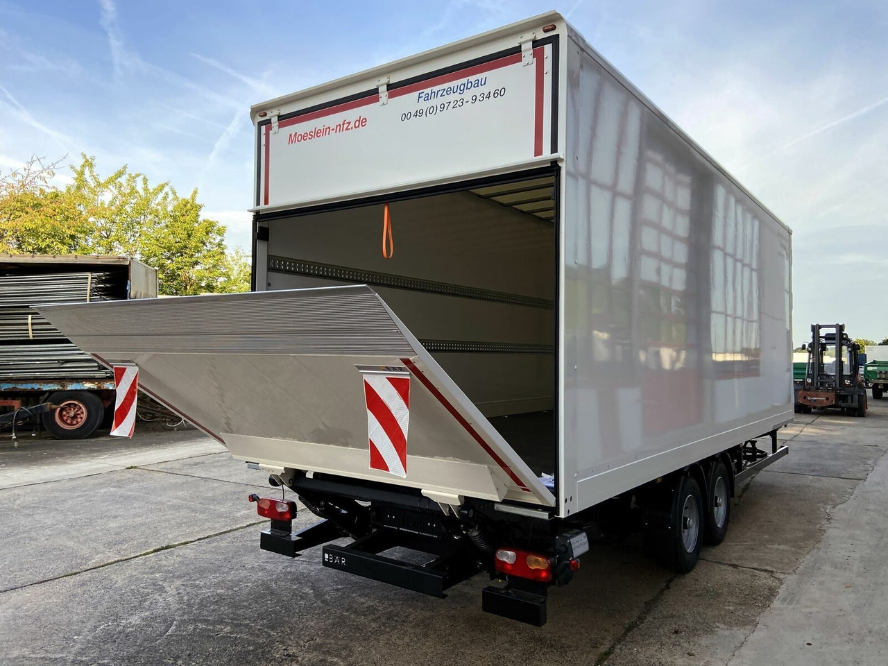 Möslein Tandem Koffer, Ladebordwand 1,5 t + Durchladbar - Koffer Anhänger: das Bild 2 Möslein Tandem Koffer, Ladebordwand 1,5 t + Durchladbar - Koffer Anhänger: das Bild 2