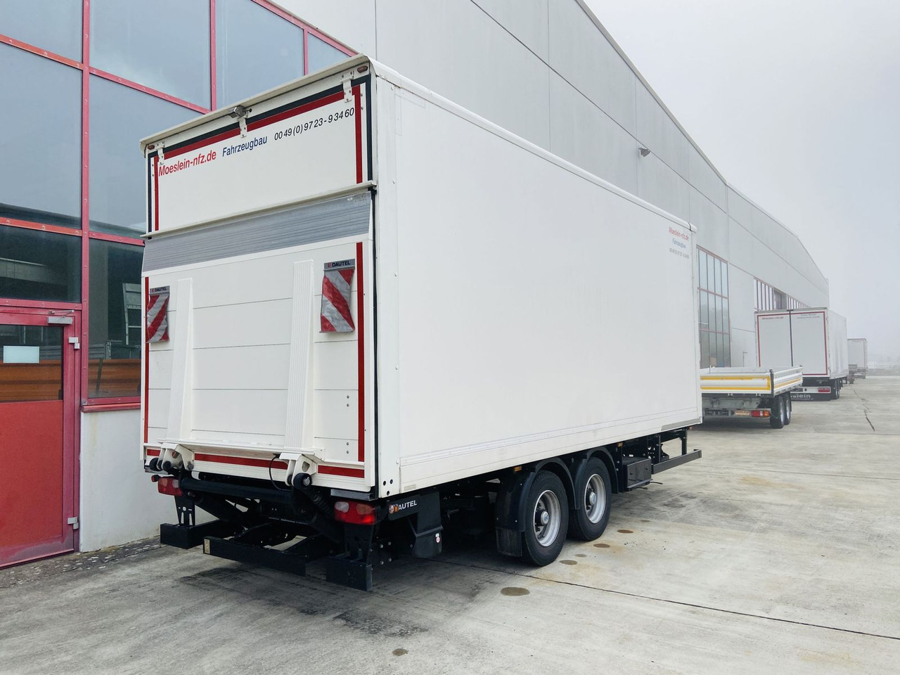 Möslein Tandem Koffer, Ladebordwand 1,5 t + Durchladbar - Koffer Anhänger: das Bild 2 Möslein Tandem Koffer, Ladebordwand 1,5 t + Durchladbar - Koffer Anhänger: das Bild 2