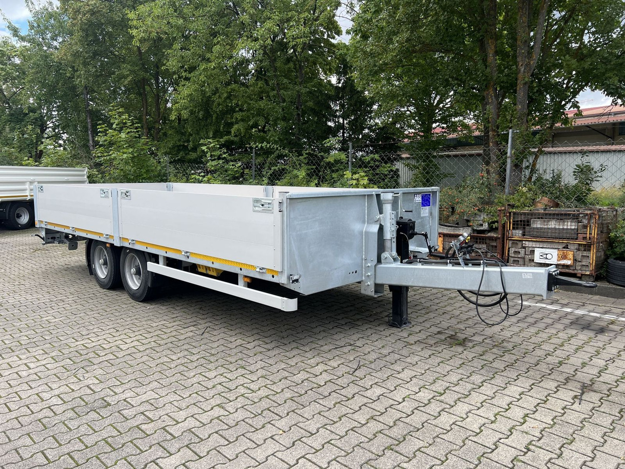 Möslein Tandem Pritsche- Tieflader mit Rungentaschen - Pritschenanhänger/ Plattformanhänger: das Bild 2 Möslein Tandem Pritsche- Tieflader mit Rungentaschen - Pritschenanhänger/ Plattformanhänger: das Bild 2