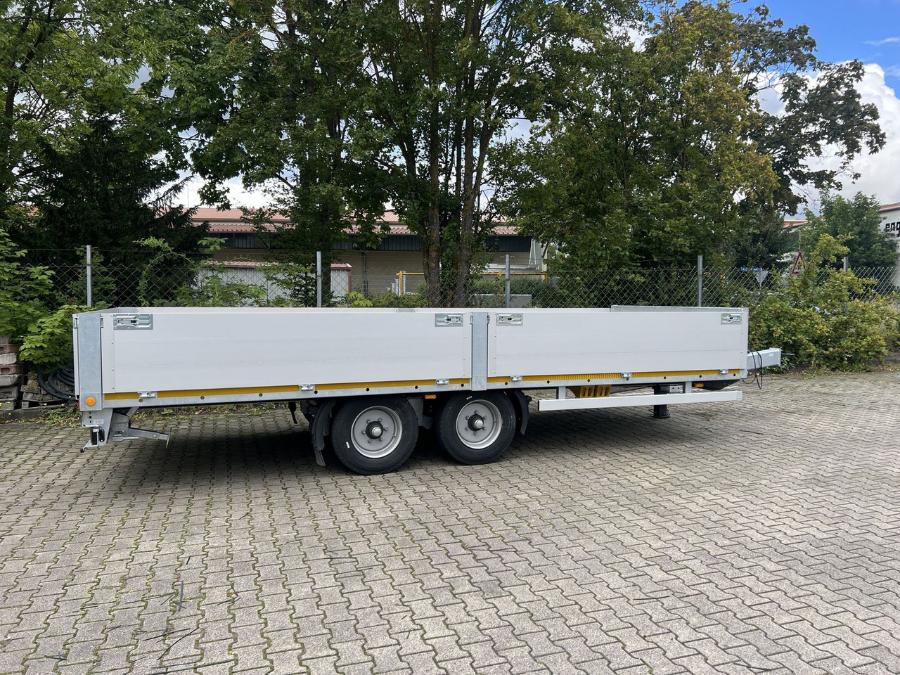 Möslein Tandem Pritsche- Tieflader mit Rungentaschen - Tieflader Anhänger: das Bild 4 Möslein Tandem Pritsche- Tieflader mit Rungentaschen - Tieflader Anhänger: das Bild 4