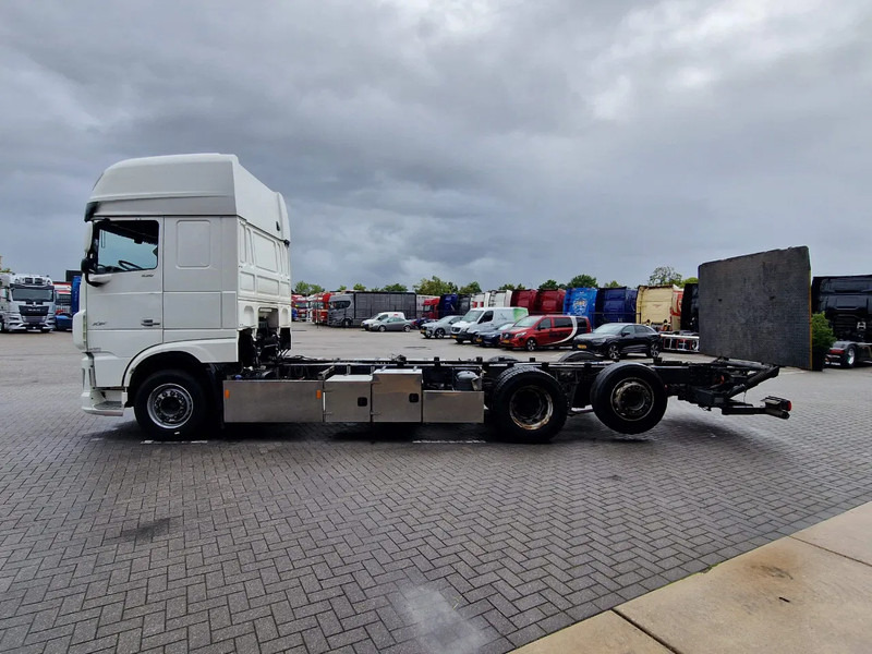 DAF XF 530 SuperSpaceCab 6x2*4 - Chassis 740 cm - Loadlift - Steering axle - Leather - - Fahrgestell LKW: das Bild 4 DAF XF 530 SuperSpaceCab 6x2*4 - Chassis 740 cm - Loadlift - Steering axle - Leather - - Fahrgestell LKW: das Bild 4
