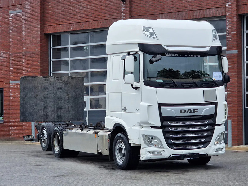 DAF XF 530 SuperSpaceCab 6x2*4 - Chassis 740 cm - Loadlift - Steering axle - Leather - - Fahrgestell LKW: das Bild 1 DAF XF 530 SuperSpaceCab 6x2*4 - Chassis 740 cm - Loadlift - Steering axle - Leather - - Fahrgestell LKW: das Bild 1