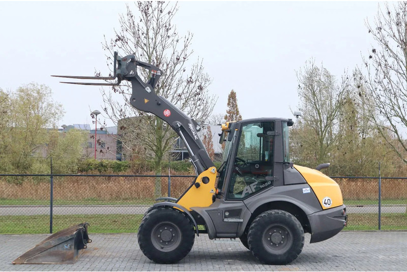 Mecalac AF 1050 | BUCKET | FORKS | HYDR. QUICK COUPLER - Radlader: das Bild 1 Mecalac AF 1050 | BUCKET | FORKS | HYDR. QUICK COUPLER - Radlader: das Bild 1