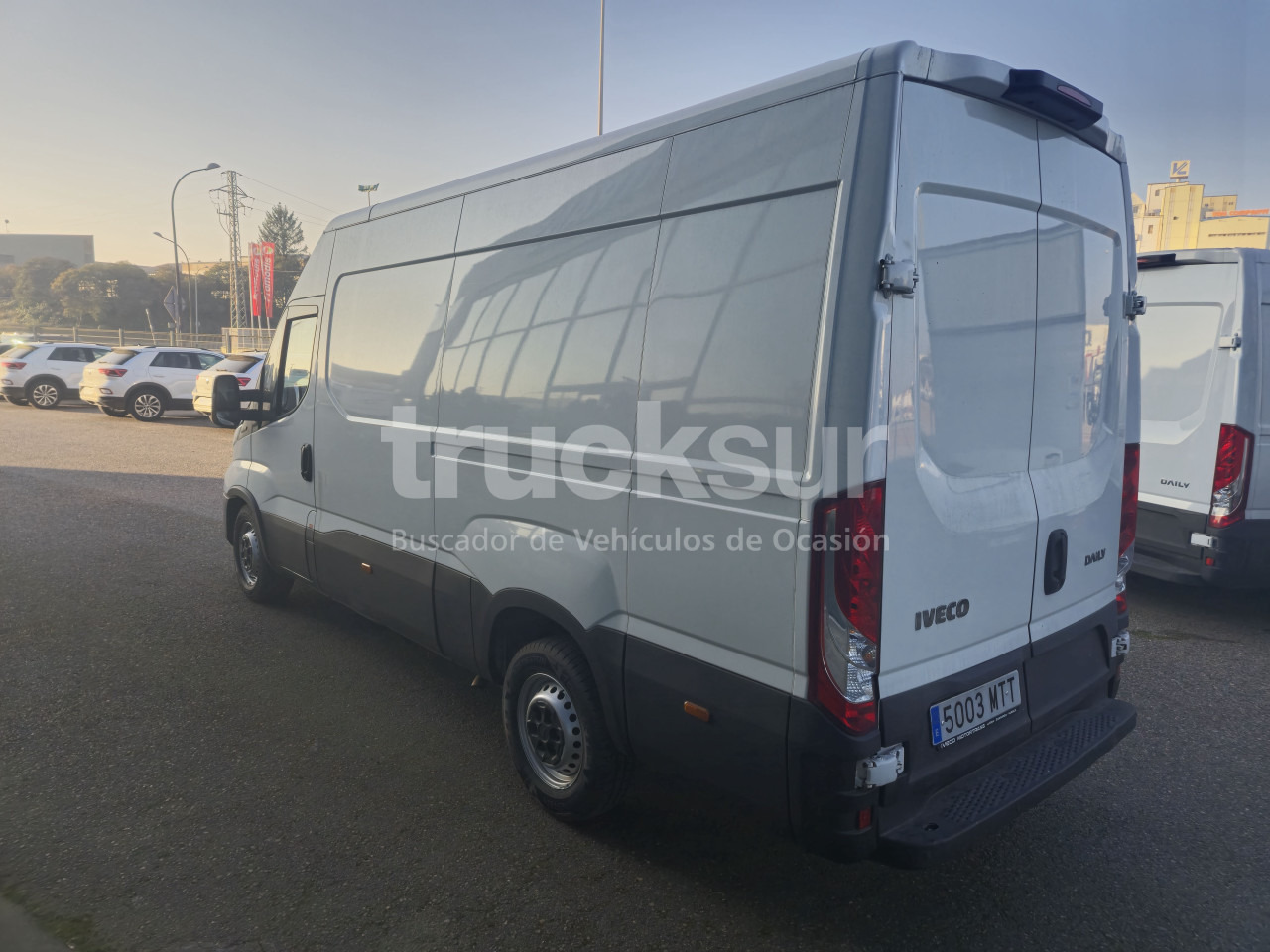 IVECO DAILY 35S16V 12M3 - Koffer Transporter: das Bild 4 IVECO DAILY 35S16V 12M3 - Koffer Transporter: das Bild 4