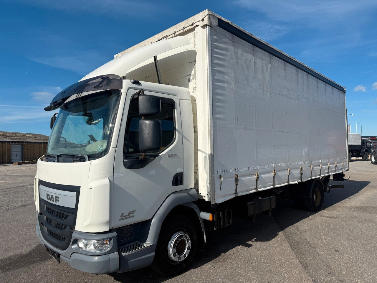 DAF LF 45 /220 4x2 Curtainsider and Taillift Euro 6 - Plane LKW: das Bild 1 DAF LF 45 /220 4x2 Curtainsider and Taillift Euro 6 - Plane LKW: das Bild 1