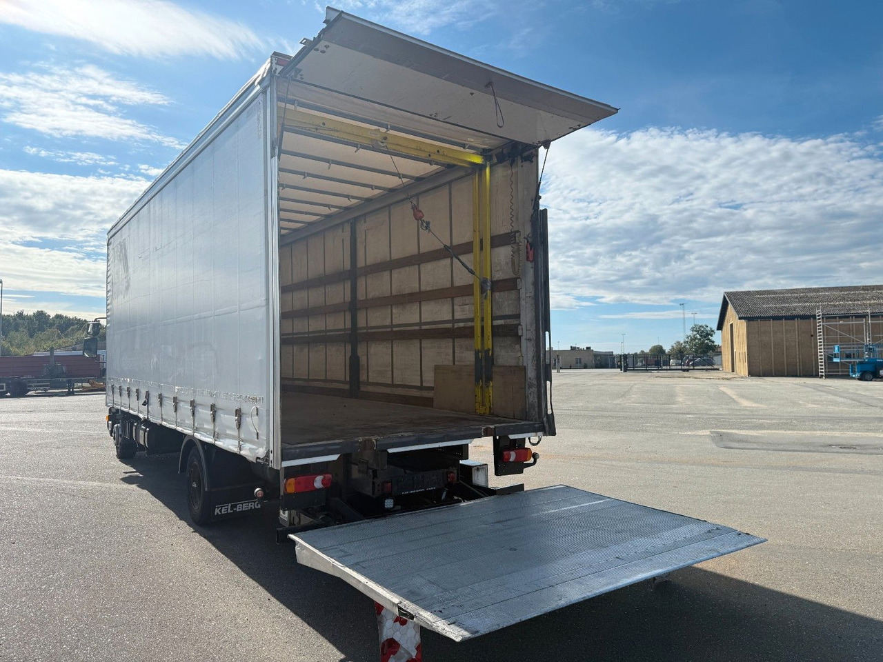 DAF LF 45 /220 4x2 Curtainsider and Taillift Euro 6 - Plane LKW: das Bild 5 DAF LF 45 /220 4x2 Curtainsider and Taillift Euro 6 - Plane LKW: das Bild 5