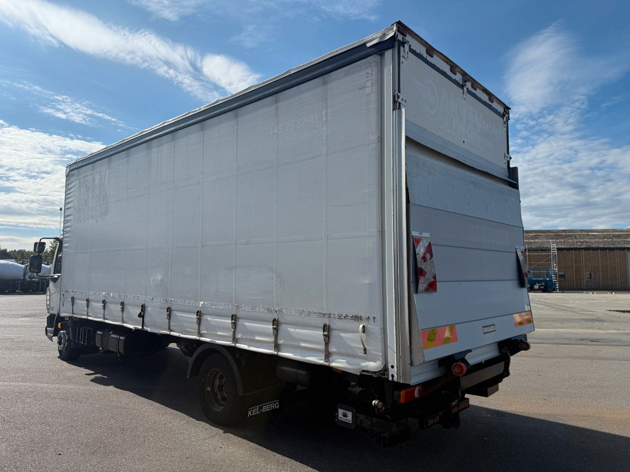 DAF LF 45 /220 4x2 Curtainsider and Taillift Euro 6 - Plane LKW: das Bild 4 DAF LF 45 /220 4x2 Curtainsider and Taillift Euro 6 - Plane LKW: das Bild 4