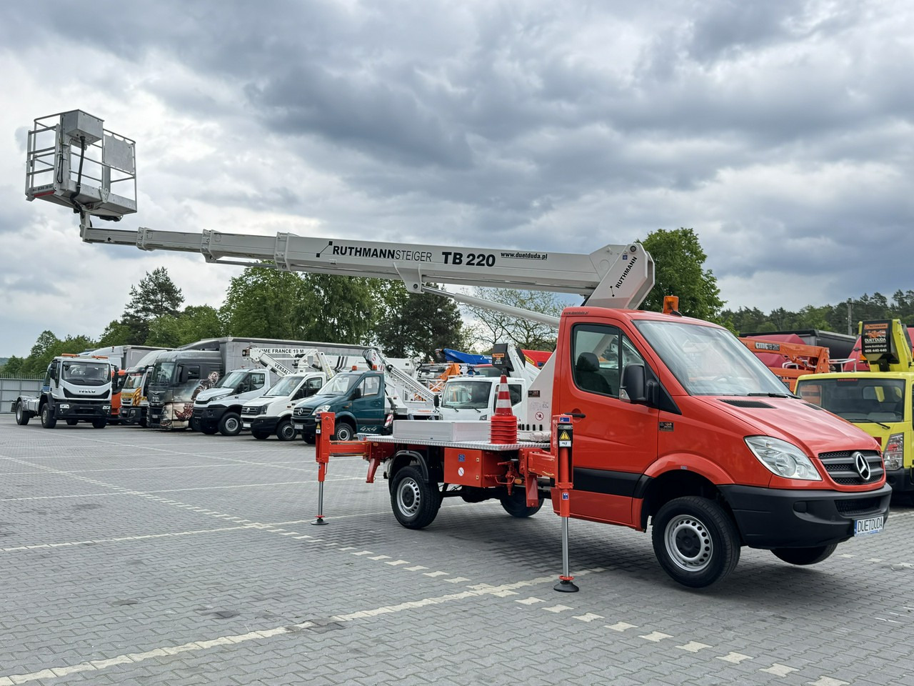 Mercedes Sprinter - LKW mit Arbeitsbühne: das Bild 1 Mercedes Sprinter - LKW mit Arbeitsbühne: das Bild 1