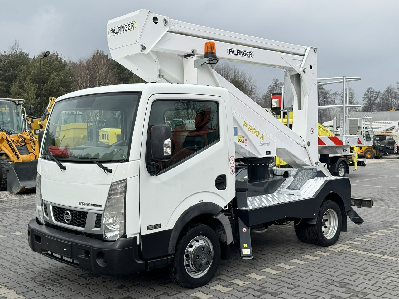 Nissan Cabstar - LKW mit Arbeitsbühne: das Bild 2 Nissan Cabstar - LKW mit Arbeitsbühne: das Bild 2
